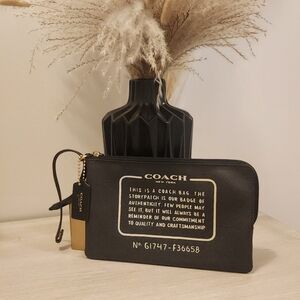 🌷NWOT Coach New York Storypatch wrislet/ pouch🌷